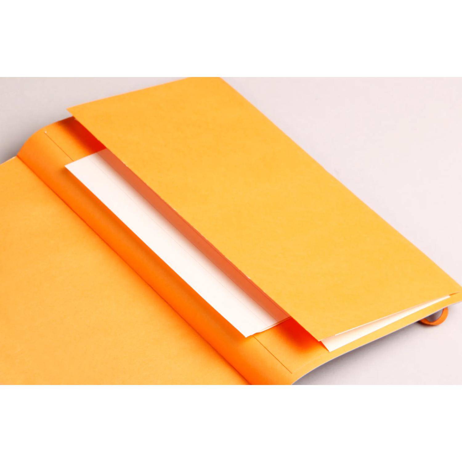 Orangener Ordner oder Papiergeldbörse mit einer langen weißen Einlage, die teilweise unter die obere Klappe geschoben ist, auf hellem Hintergrund.
