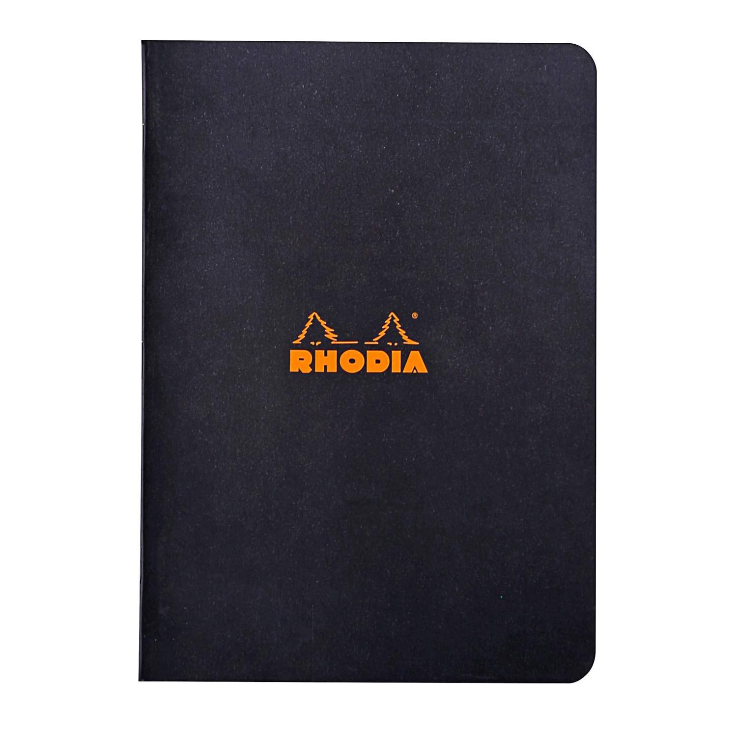 Schwarzes Rhodia-Notizbuch mit orangem Logo auf dem Umschlag, geschlossen gegen weißen Hintergrund gezeigt.