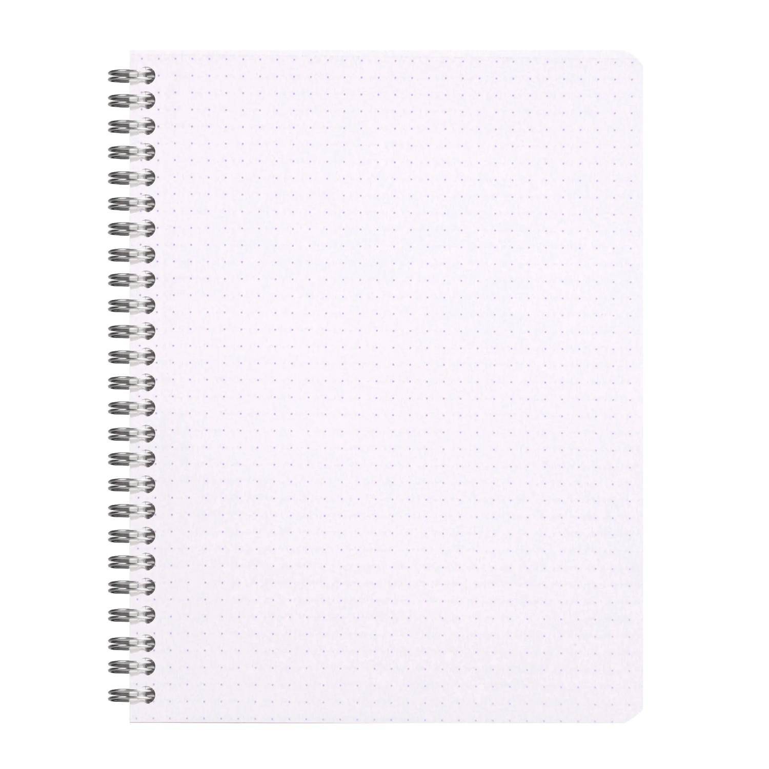 Leeres spiralgebundenes Notizbuch mit gepunkteten Seiten, geschlossen auf weißem Hintergrund dargestellt.