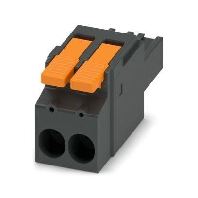 Ein dreipoliger Elektrostecker mit dunkelgrauem Gehäuse und orangefarbenen Entsperrschaltern.