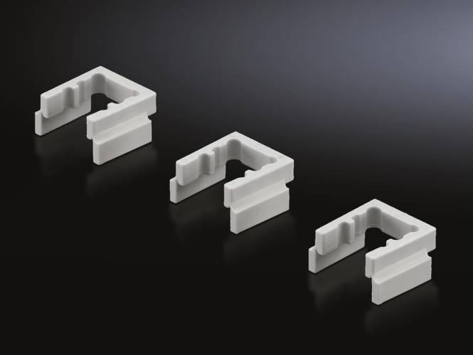 Drei weiße, L-förmige Halterungen diagonal auf einer schwarzen reflektierenden Oberfläche angeordnet, die sanfte Schatten werfen und ihre Form und Textur betonen.