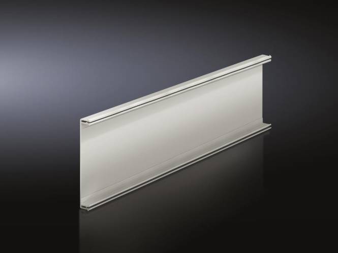 Ein Metall- oder Aluminiumprofil mit flacher Basis und aufrechtem rechteckigem Querschnitt, vor einem dunklen Verlaufshintergrund platziert.