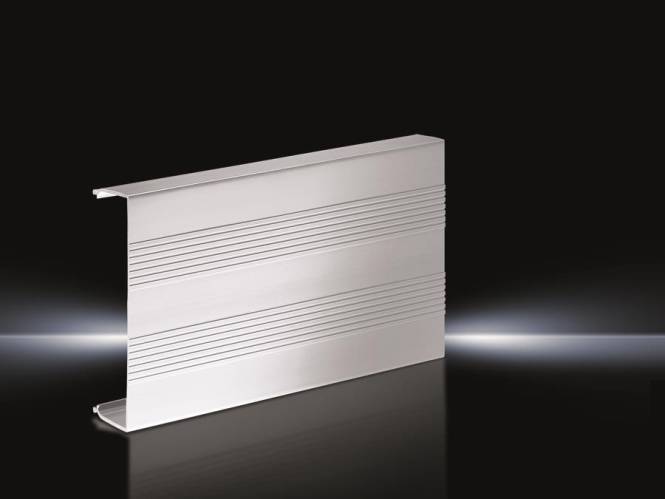 Aluminiumprofil vor einem schwarzen Farbverlaufshintergrund mit horizontalen Rillen und schlankem, modernem Design, symbolisierend für industrielle Verwendung.