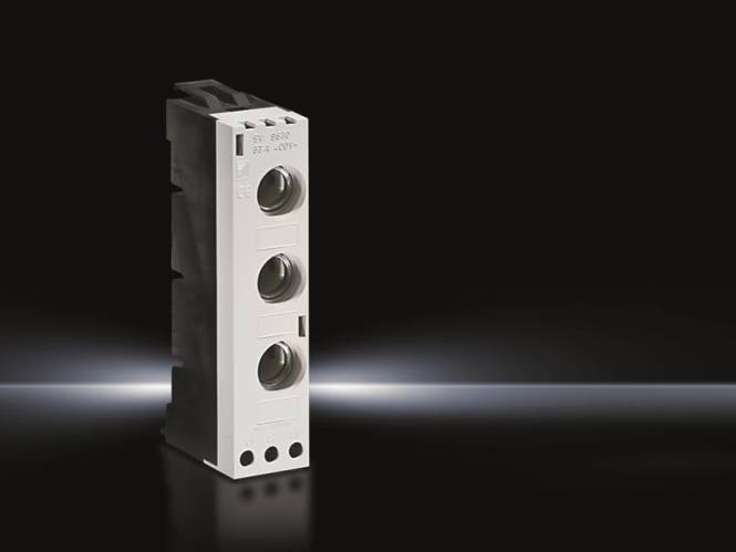 Ein vertikales schwarzes Gerät mit drei kreisförmigen Ausschnitten in einem Scheinwerfer vor dunklem Hintergrund, was Fokus und Wichtigkeit andeutet.