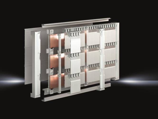 Ein modulares elektrisches Stromschienensystem mit Kupferleitern und Schutzgehäusen, das für eine effiziente Stromverteilung konzipiert ist.