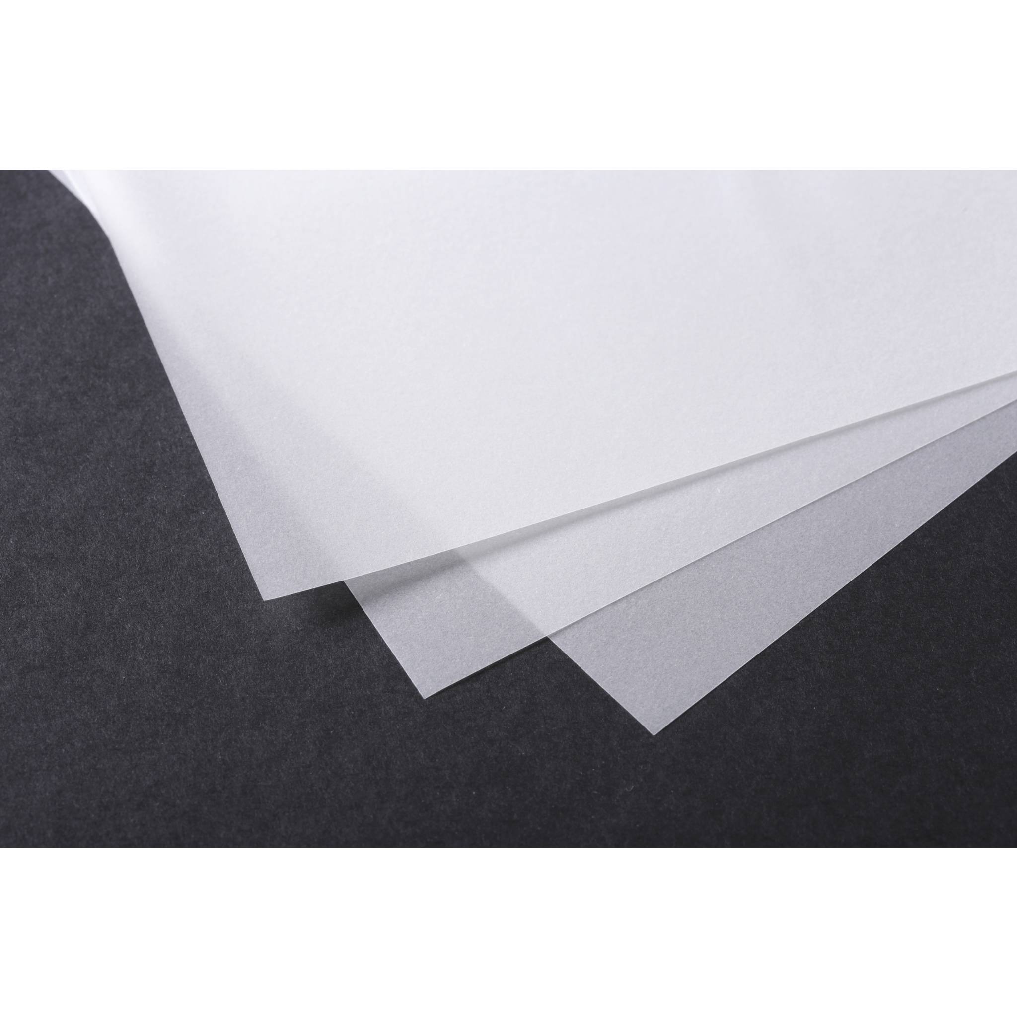 Gestapelte halbtransparente Blätter weißen Papiers diagonal auf dunklem Hintergrund übereinander gelegt.