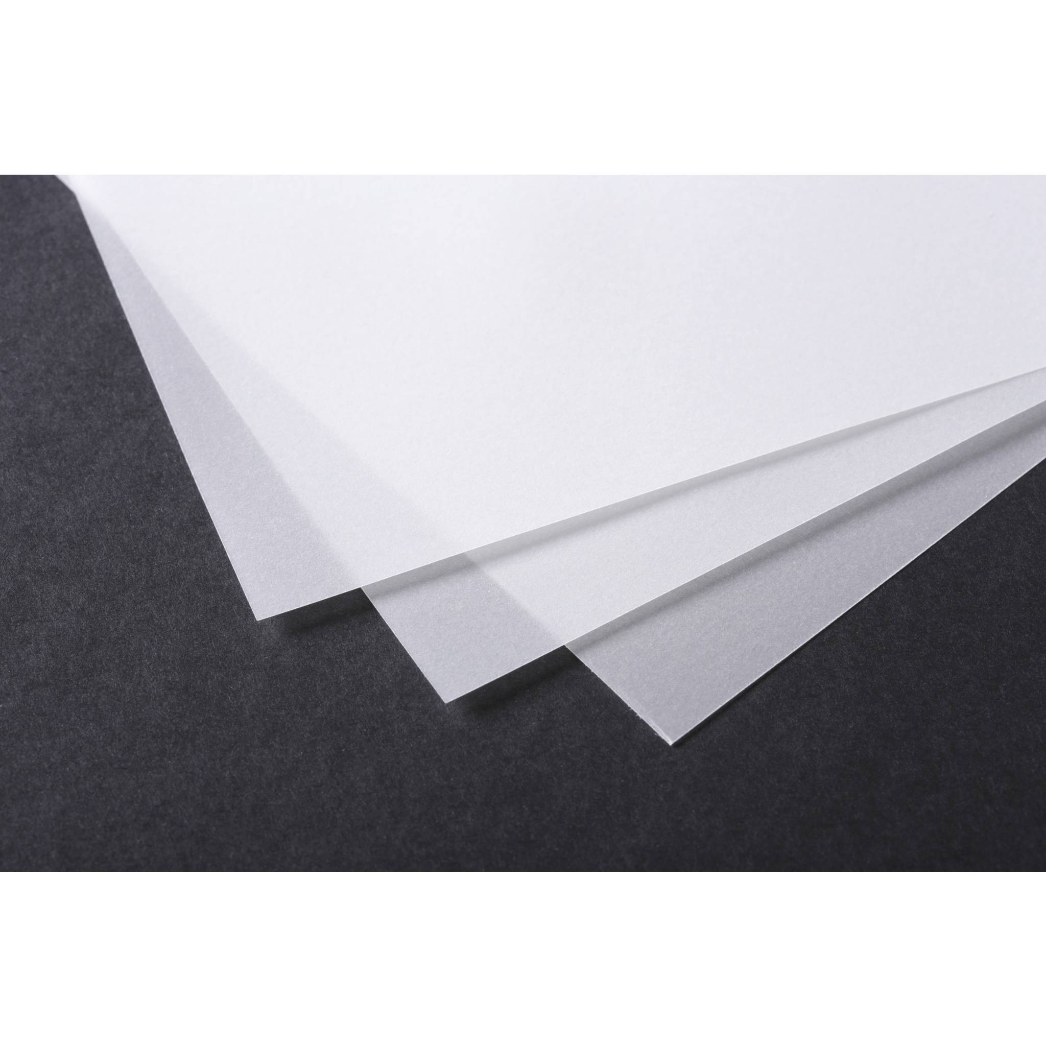 Stapel weißer Papiertücher auf einer dunklen Oberfläche angeordnet, wobei gestaffelte Ecken und saubere Kanten sichtbar sind.
