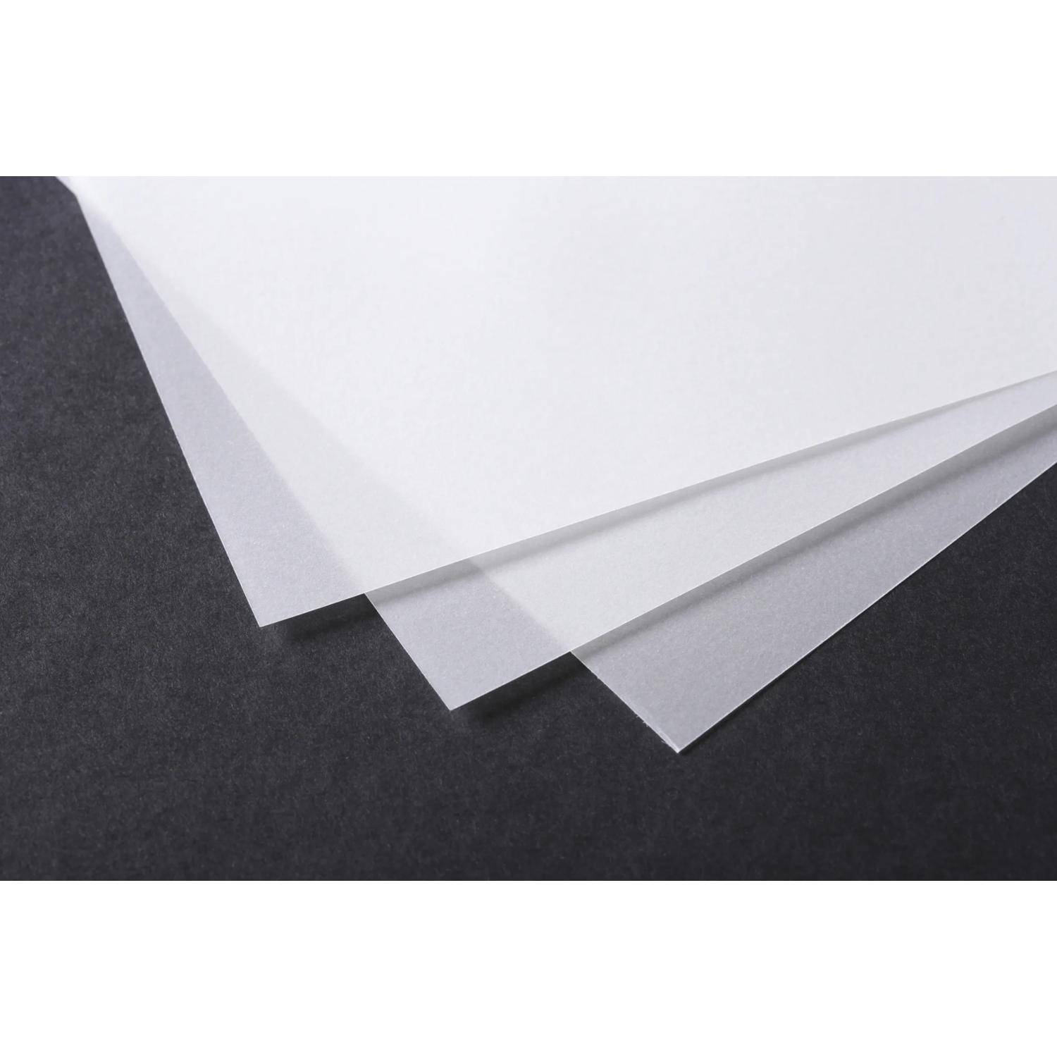 Stapel weißer Papierblätter, die sich auf einem dunklen strukturierten Hintergrund überlappen und in einem Winkel angeordnet sind.