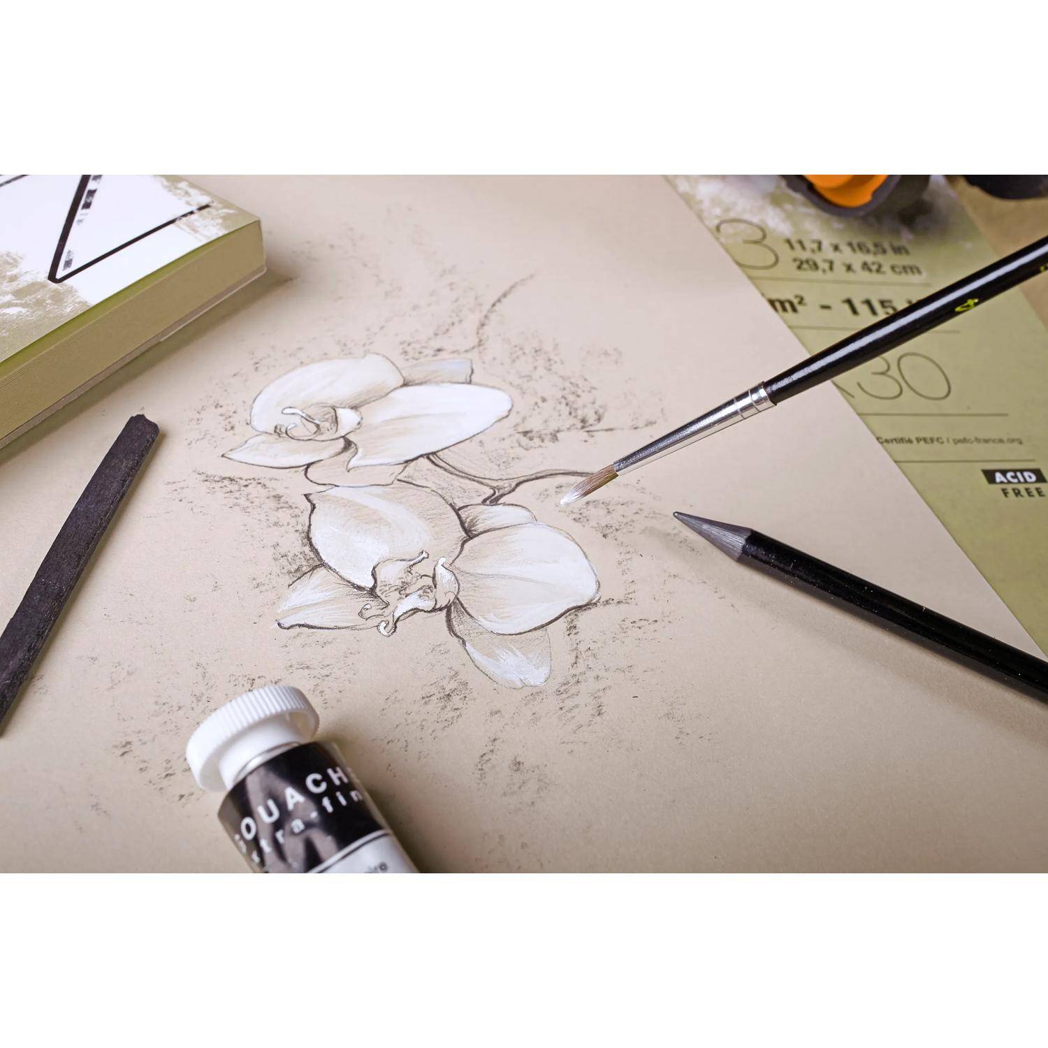 Weiße Orchideen, auf Papier skizziert, mit einem Pinsel und Zeichenstiften, die eine laufende botanische Illustration andeuten.