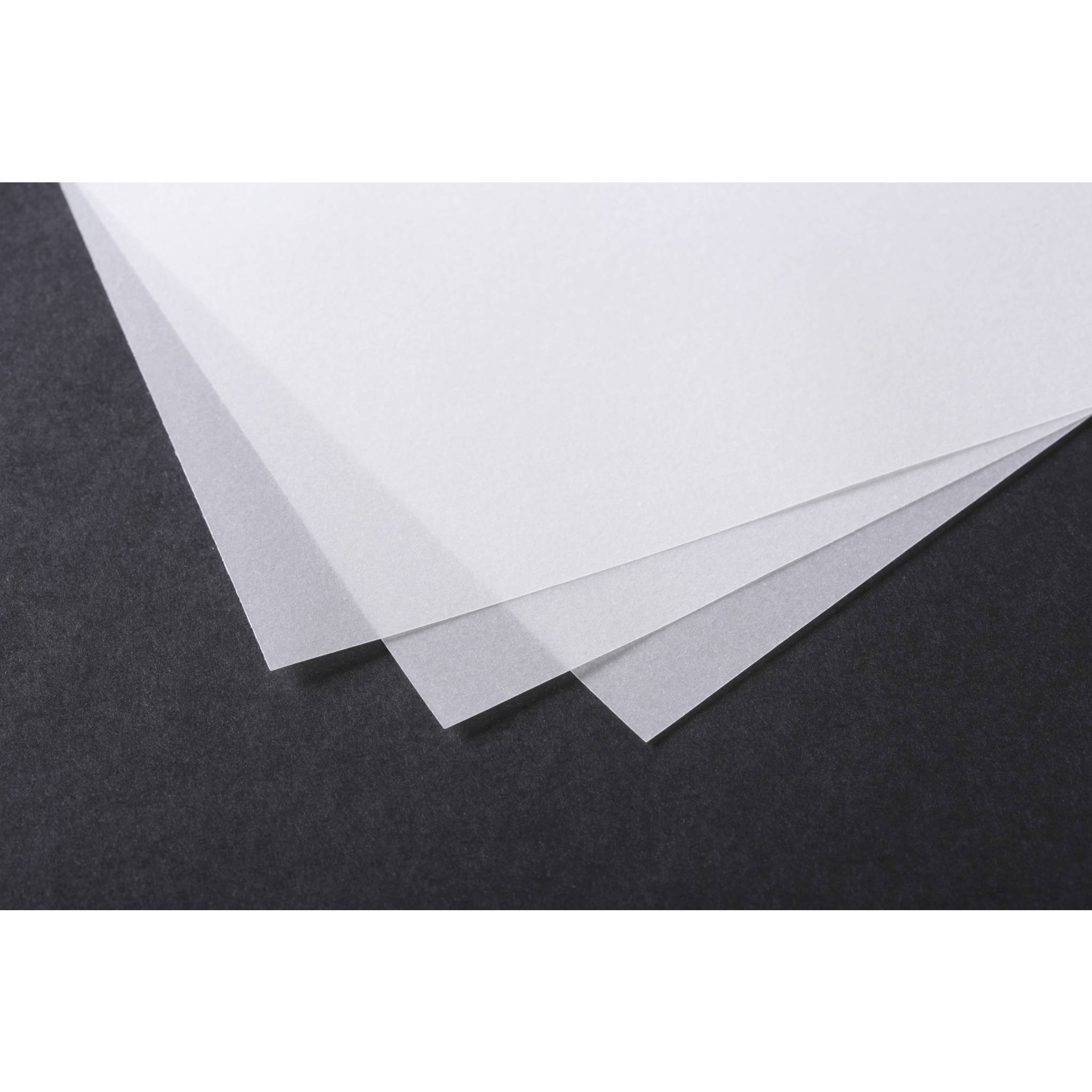 Stapel von überlappenden weißen Papierschichten auf dunklem Hintergrund, aus einem Winkel betrachtet.