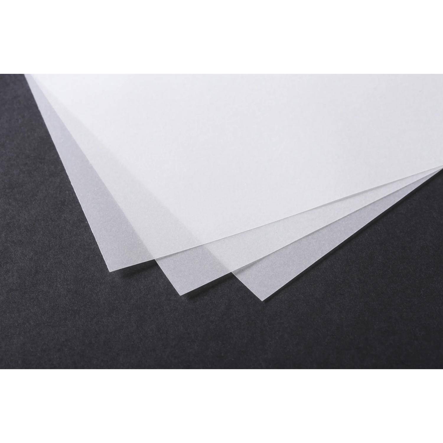 Stapel aus durchscheinenden weißen Papierschichten auf dunklem Hintergrund, wobei geschichtete Kanten und Ecken sichtbar sind.