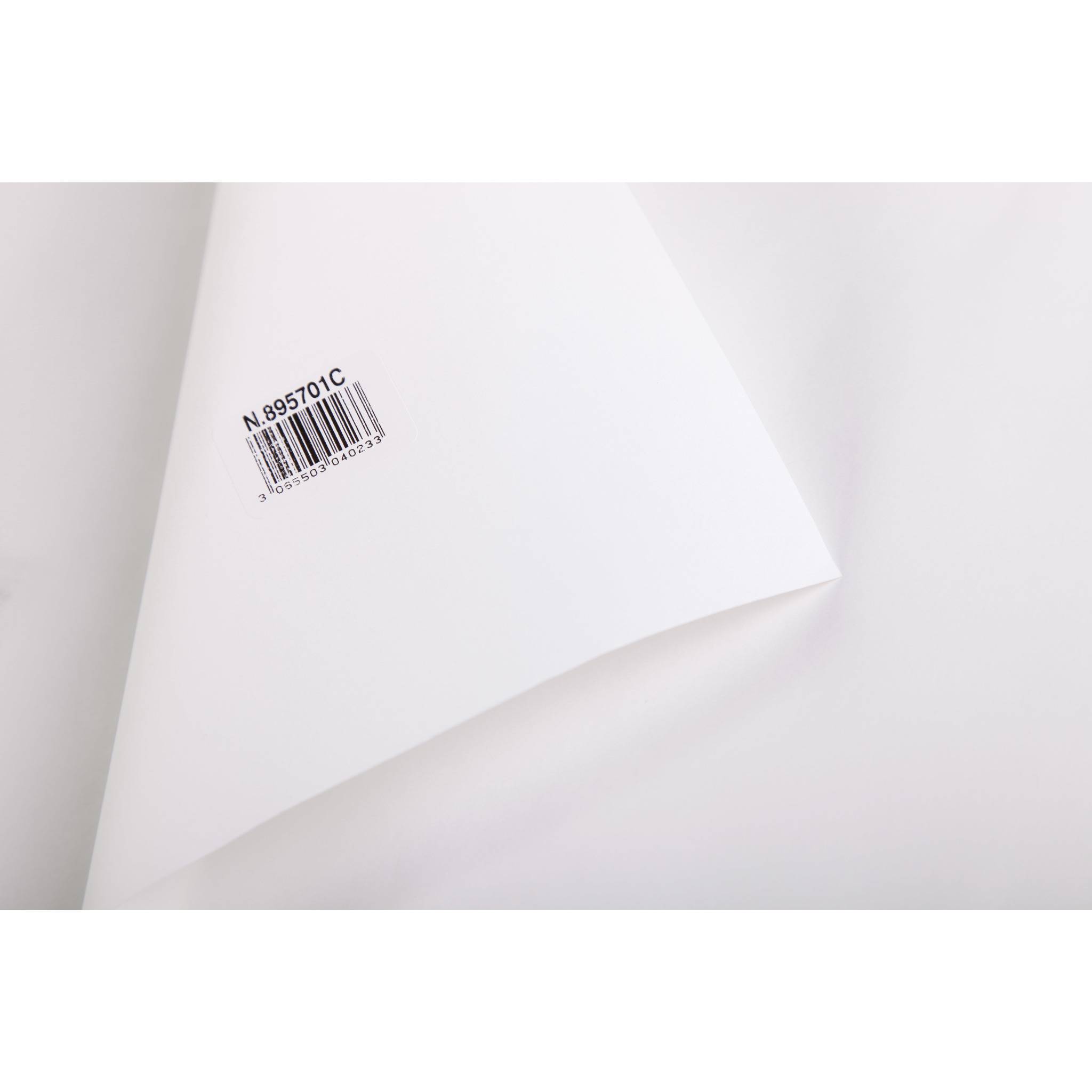 Nahaufnahme eines gefalteten weißen Papierblatts mit einem kleinen Barcode-Etikett und dem darüber gedruckten Code „N.895701C".