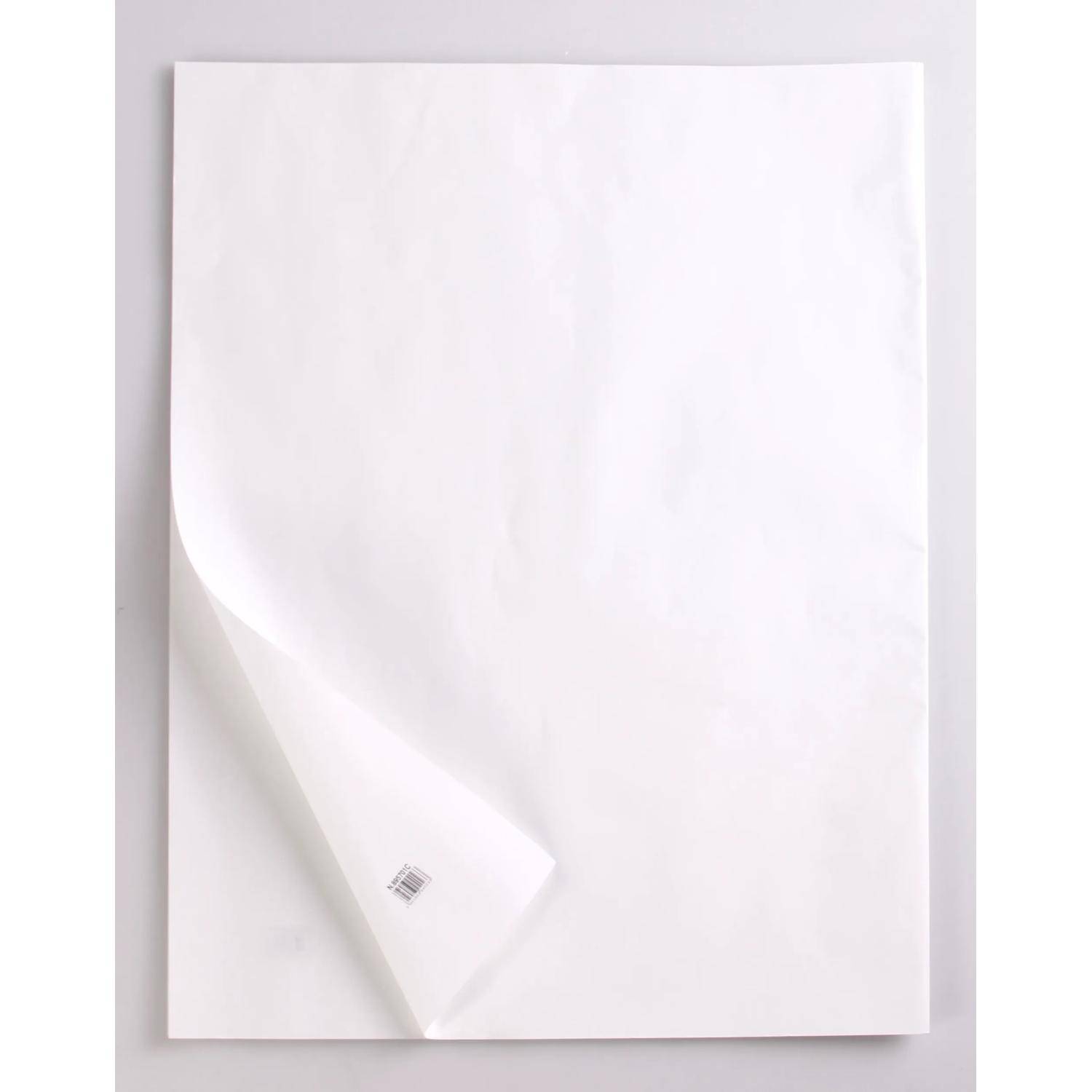 Leeres weißes Plakat oder Blatt Papier mit einer umgeklappten unteren linken Ecke auf hellem Hintergrund.