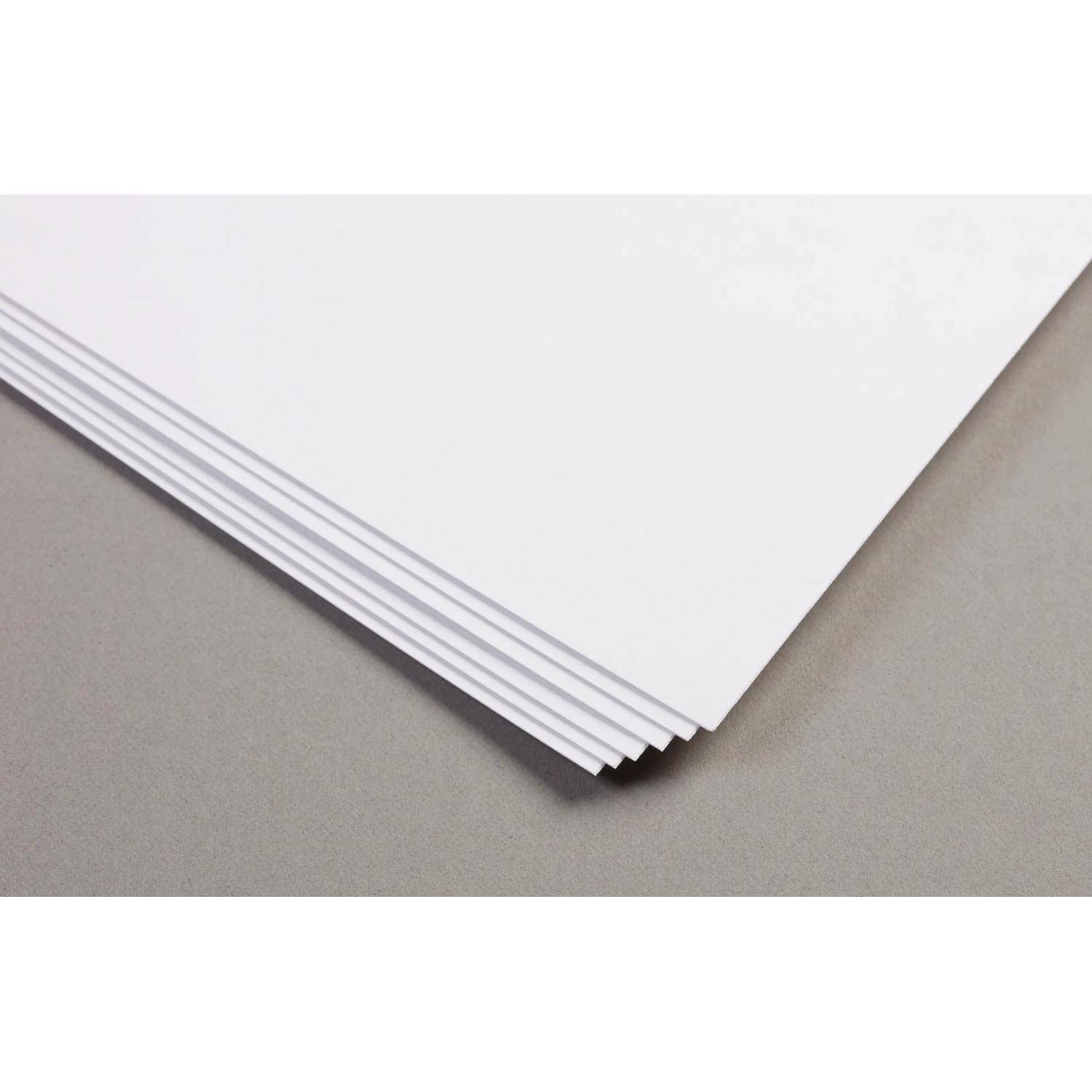 Stapel von leeren weißen Blättern Papier fächerförmig auf einer grauen Oberfläche angeordnet.