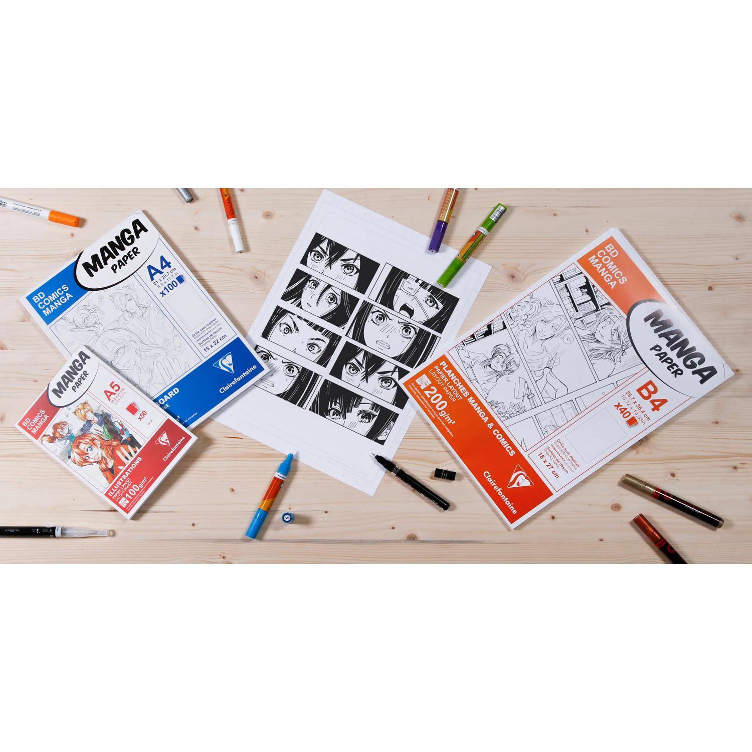 Manga-Papierpads und Stifte arrangiert um Beispiel-Manga-Zeichnungen herum, zeigen Skizzenbücher für Comic-Illustration.