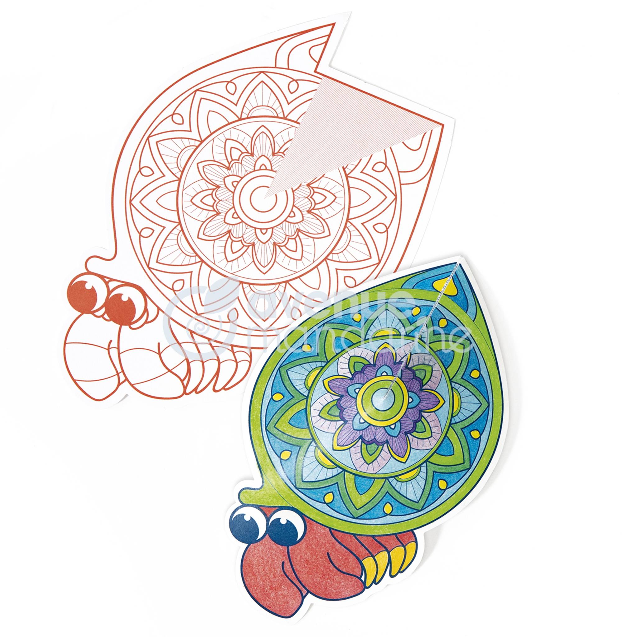 Illustration einer Schildkröte mit einem Mandala-Muster-Panzer, dargestellt als umrissenes Maldesign oben und einer farbig vollendeten Version unten.