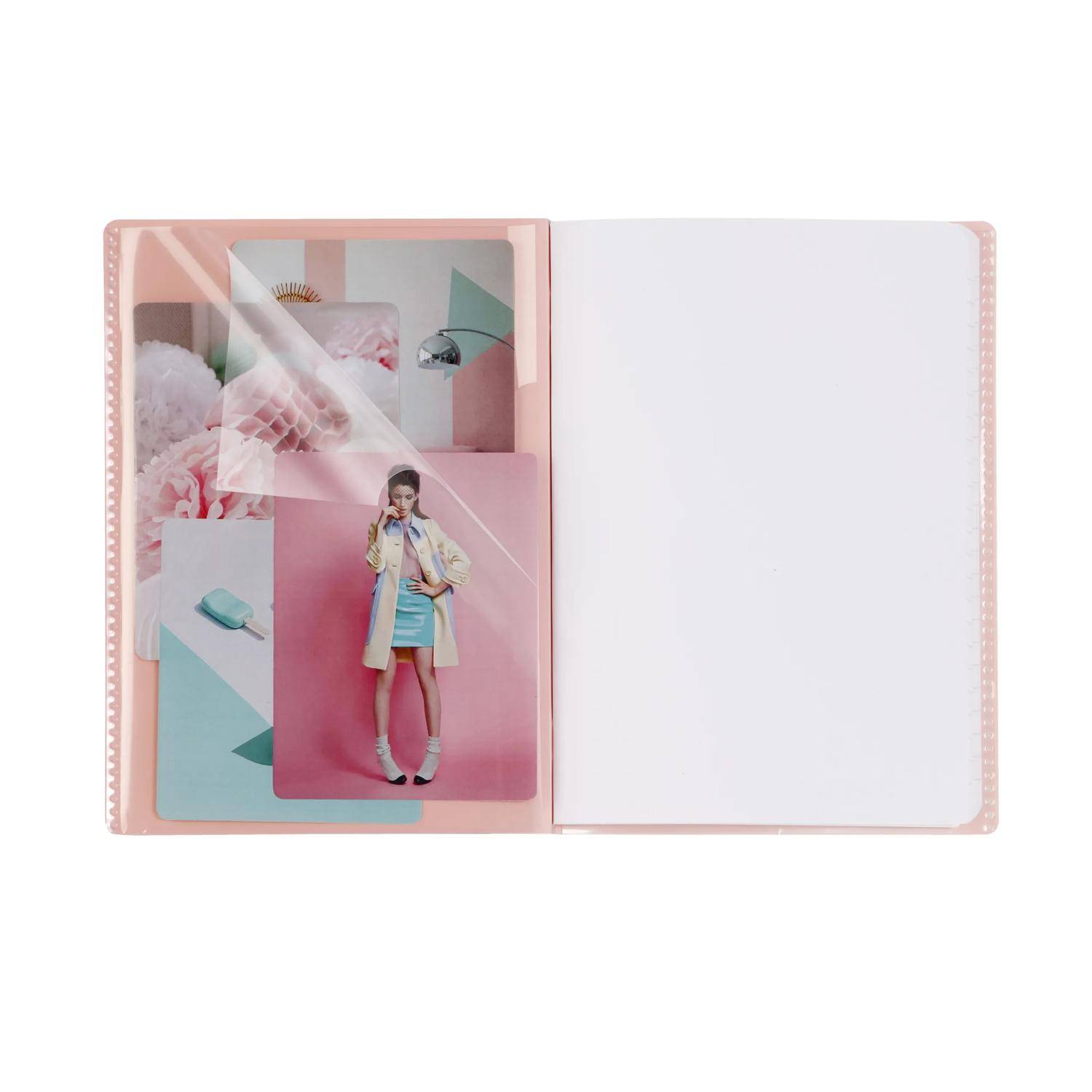 Offenes Pastellfotoalbum oder Scrapbook mit einer Collage auf der linken Seite und einer leeren weißen Seite auf der rechten Seite.