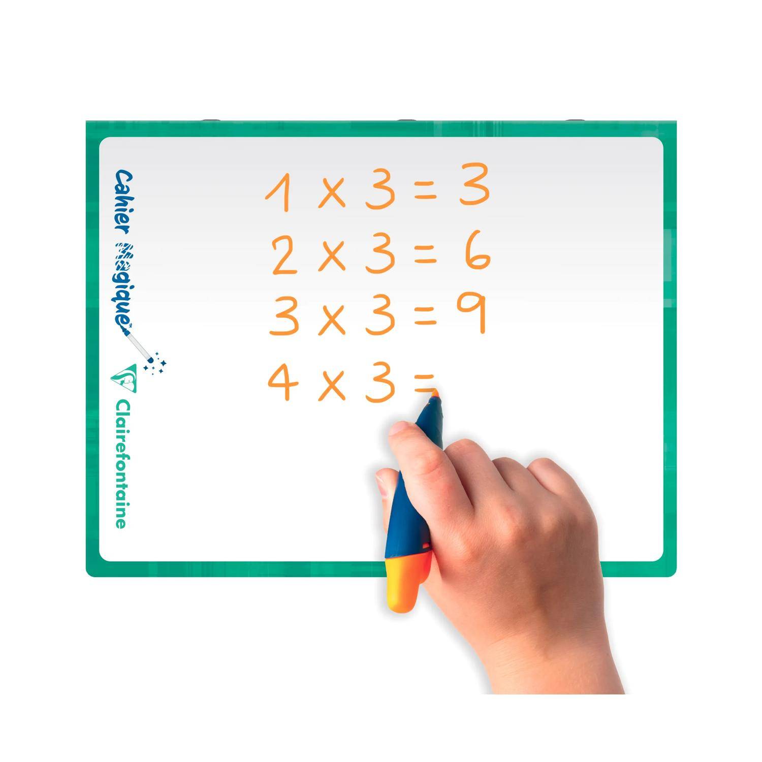 Handschrift auf einem Whiteboard der 3er-Reihe: 1x3=3, 2x3=6, 3x3=9, und 4x3= mit der geschriebenen Antwort.