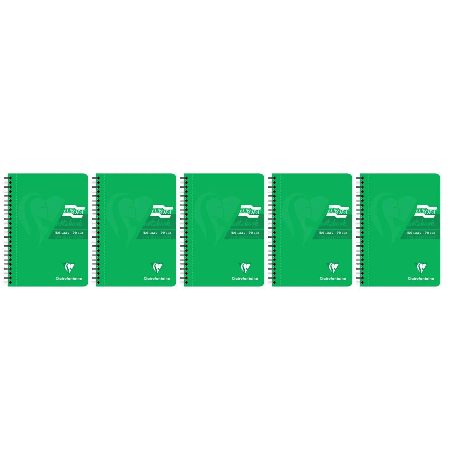 Fünf grüne spiralgebundene Notizbücher mit dem Clarins-Logo in einer Reihe auf weißem Hintergrund angeordnet.
