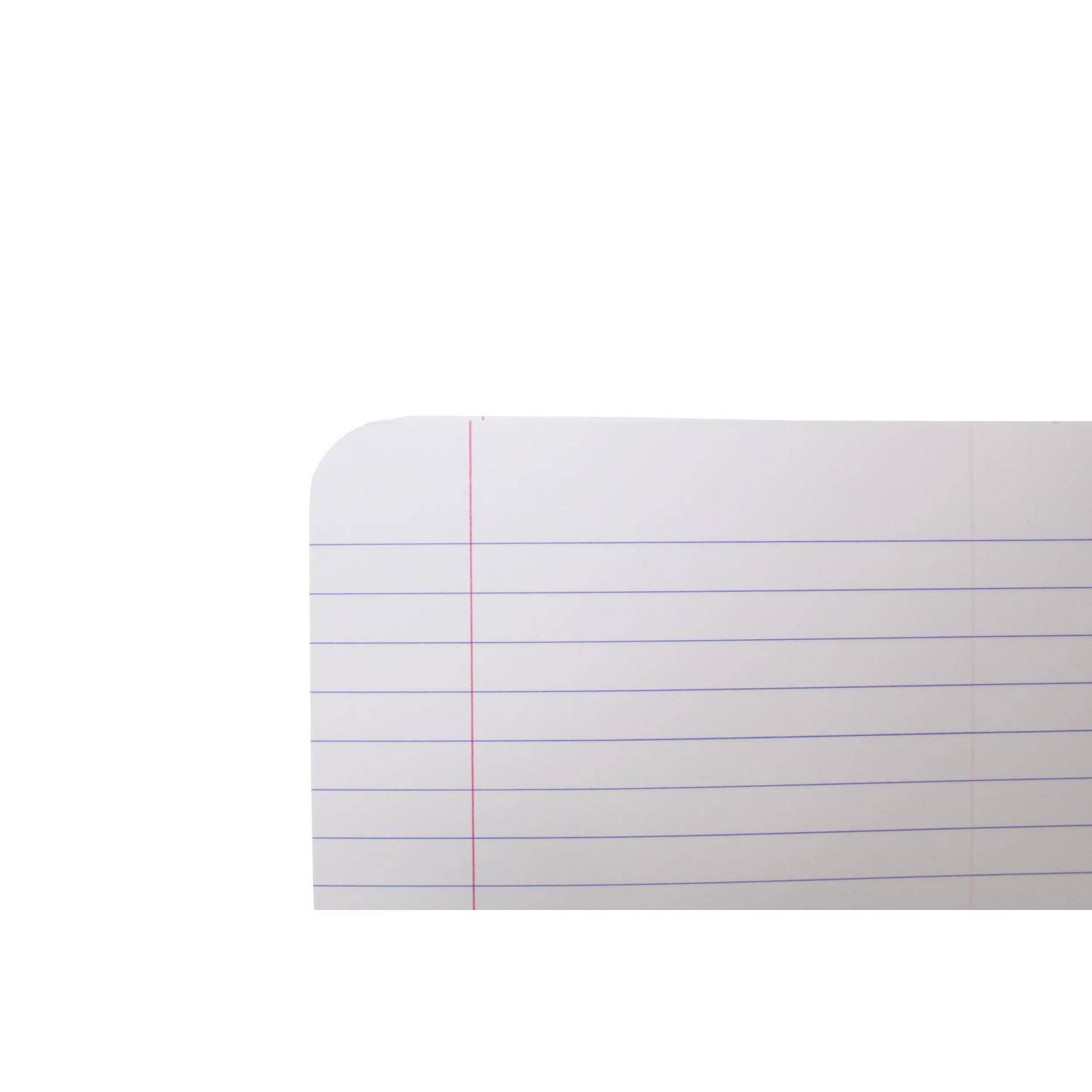 Kariertes Notizbuchpapier mit einer roten Randlinie und blauen horizontalen Linien, vor weißem Hintergrund dargestellt.