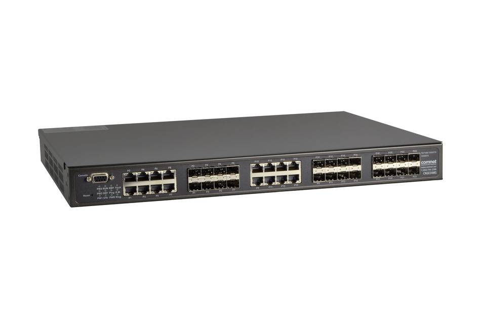 Vorderansicht eines in ein Rack eingebauten Netzwerk-Switches mit mehreren Ethernet-Anschlüssen und Statusleuchten auf weißem Hintergrund.