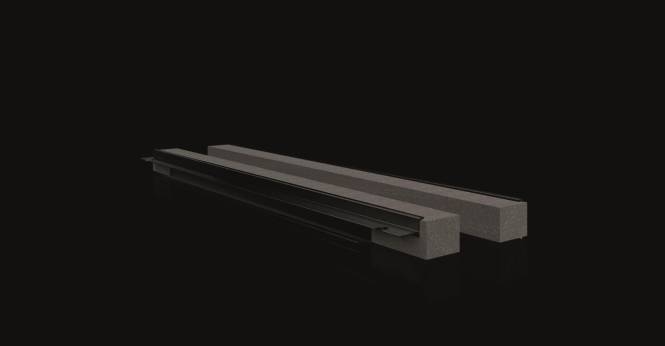 Ein langes, schlankes, schwarzes Objekt mit einer glänzenden Oberfläche liegt gegen einen dunklen Hintergrund. Es reflektiert Licht entlang seiner Oberfläche und hebt sein elegantes Design hervor.