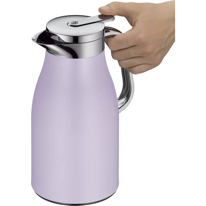 Eine Hand hält einen schlanken, lavendelfarben Thermoskanne mit einem glänzenden silbernen Deckel und Griff, was darauf hindeutet, dass sie zum Einschenken oder Servieren verwendet wird.