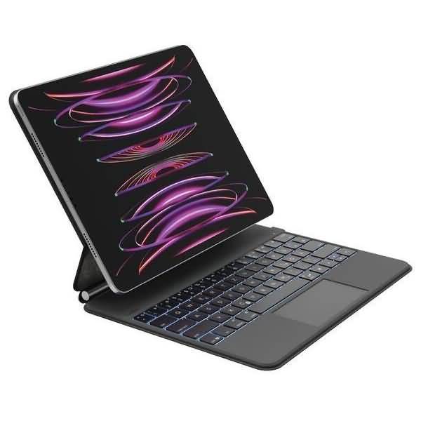 Tablet in einer Tastaturhülle, aufrecht in Landschaftsausrichtung aufgestellt und zeigt ein buntes abstraktes Wellen-Muster in Violett und Rosa.