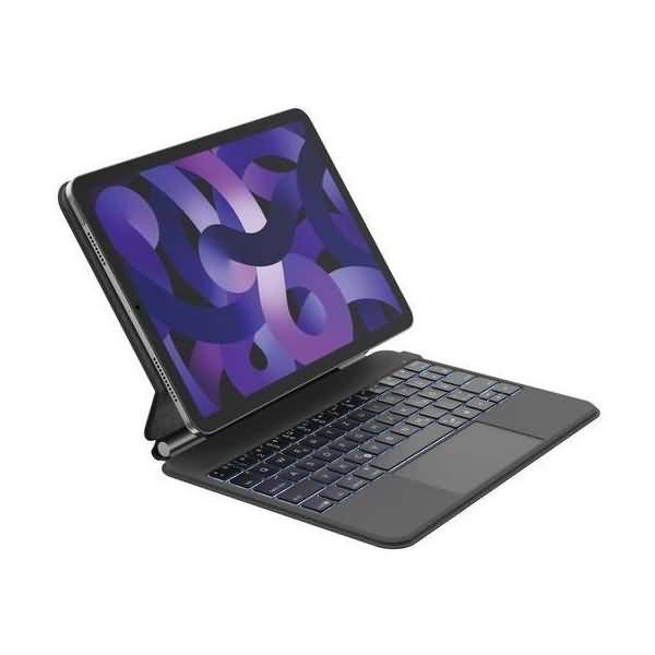 Tablet in einer Tastaturhülle in schrägem Winkel auf weißem Hintergrund geöffnet, wobei eine violette abstrakte Tapete auf dem Bildschirm angezeigt wird.