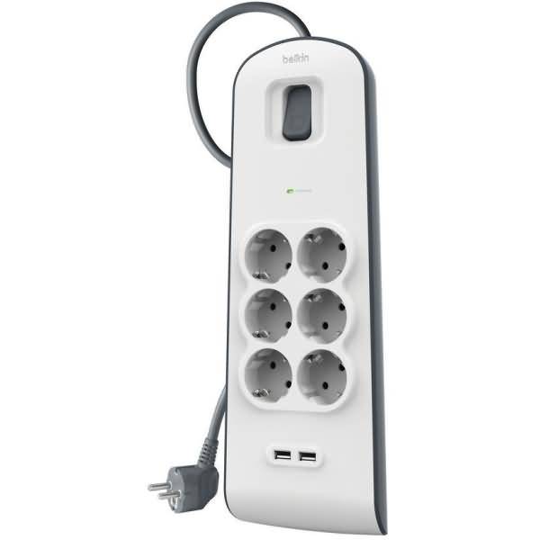 Weiße Mehrfachsteckdose mit sechs Steckdosen, Ein-/Ausschalter, USB-Anschlüsse und angebrachtem Stecker auf weißem Hintergrund.