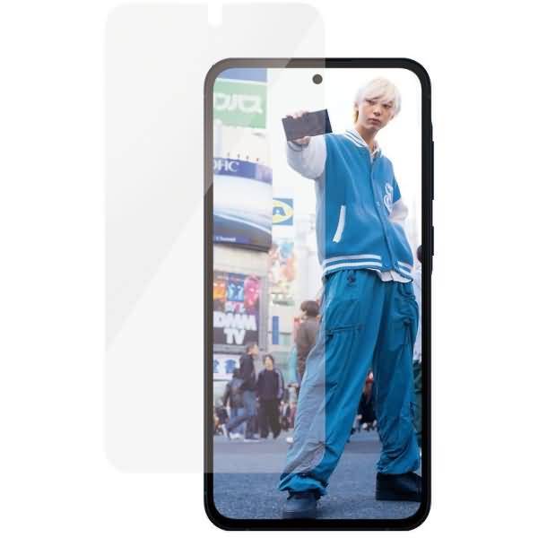 Ein Smartphone-Mockup, das eine Person in einem blauen Trainingsanzug zeigt, die ein Selfie in einer belebten Stadtstraße macht.