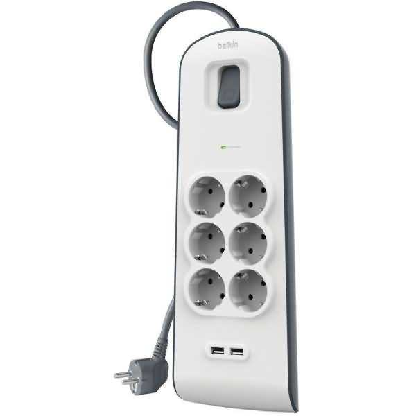 Belkin Überspannungsschutz-Steckdosenleiste mit sechs Steckdosen, zwei USB-Anschlüssen und einem Anschluss-Kabel auf weißem Hintergrund.