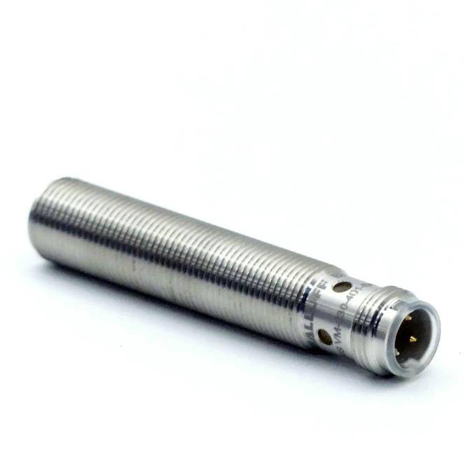 Zylindrischer metallischer Sensor mit Gewindeschaft und Steckerende, auf weißem Hintergrund dargestellt.