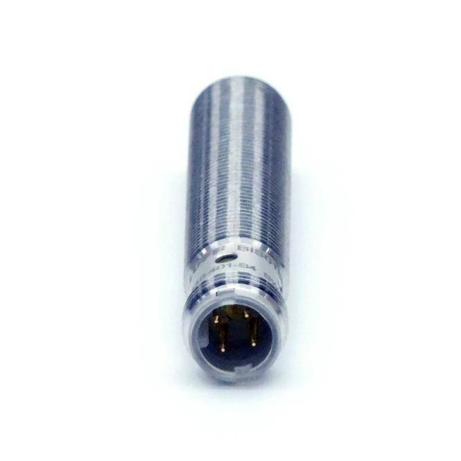 Zylindrischer Metallsensor oder Stecker mit Gewindelagerung und sichtbaren elektrischen Kontakten an einem Ende, isoliert auf weißem Hintergrund.