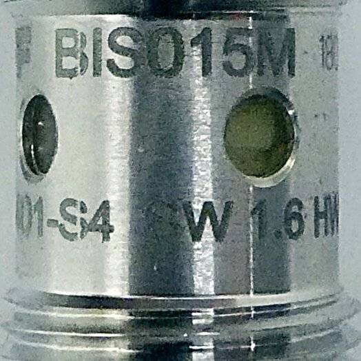 Nahaufnahme eines Metallsensors oder einer Verschraubung mit der Beschriftung „BIS 015M