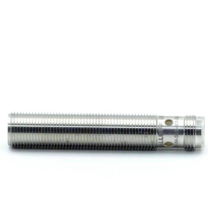 Silber gefädelter zylindrischer Metallsensor oder Bolzen, der horizontal auf weißem Hintergrund liegt.