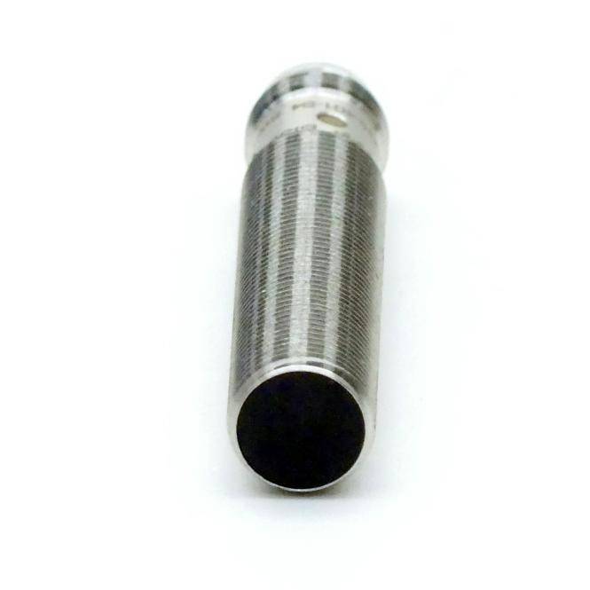 Ein zylindrisches Metallnetz-Filter- oder Siebröhrchen auf weißem Hintergrund dargestellt.