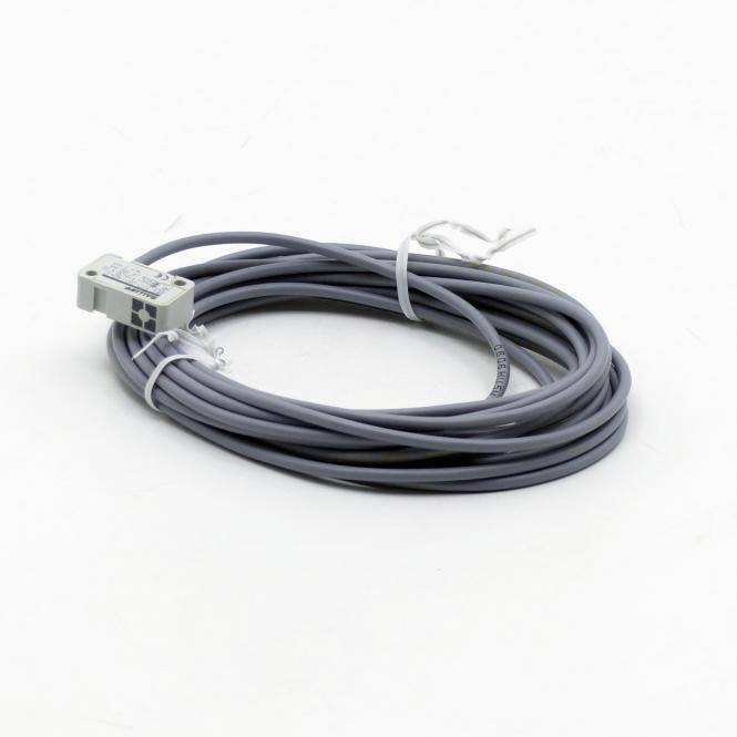 Aufgerolltes graues Kabel mit einem kleinen weißen Stecker auf einfachem weißem Hintergrund.