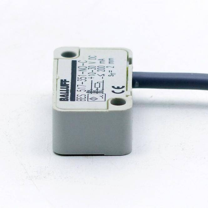 Kleine BAILIFF-Grenzschaltersensor mit einem schwarzen Kabel, shown on a white background.