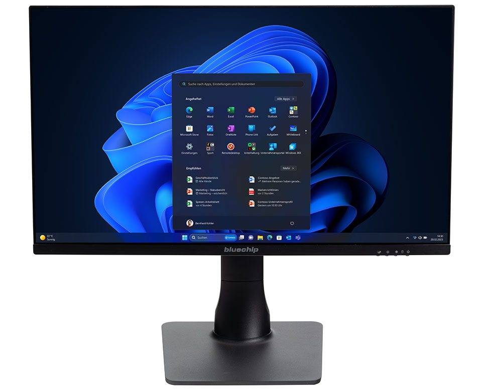Ein Computermonitor, der das Windows 11 Startmenü mit verschiedenen App-Symbolen zeigt, vor einem blauen abstrakten Wirbelwallpaper.