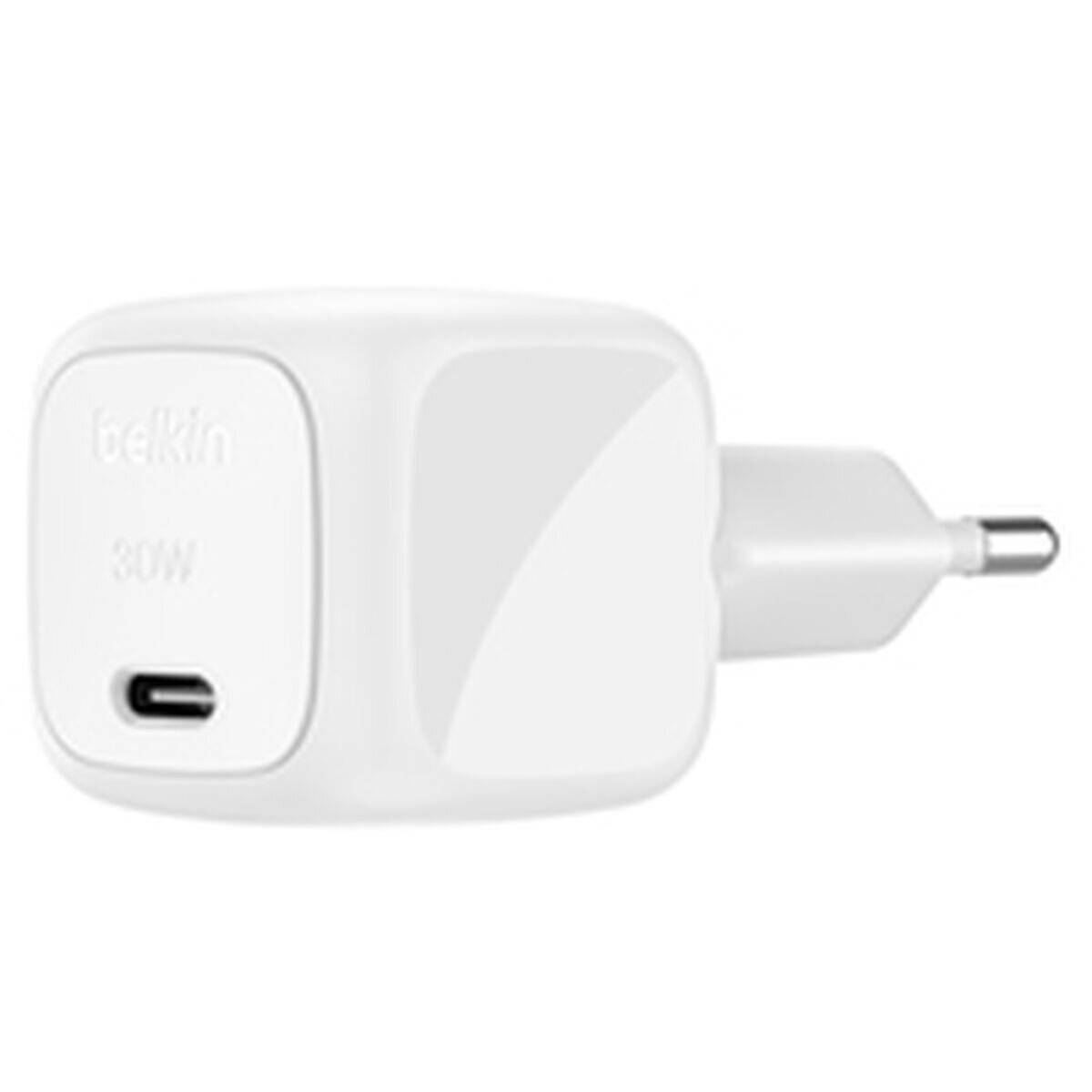 Weißes Belkin 30W USB-C Wandladegerät mit europäischen Steckerkontakten, auf neutralem Hintergrund dargestellt.