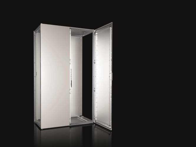 Ein offenes Metallserver-Rack-Schrank mit Scharnirtüren auf dunklem Hintergrund, das einen leeren Innenraum zeigt, der zur Ausrüstungsinstallation bereit ist.