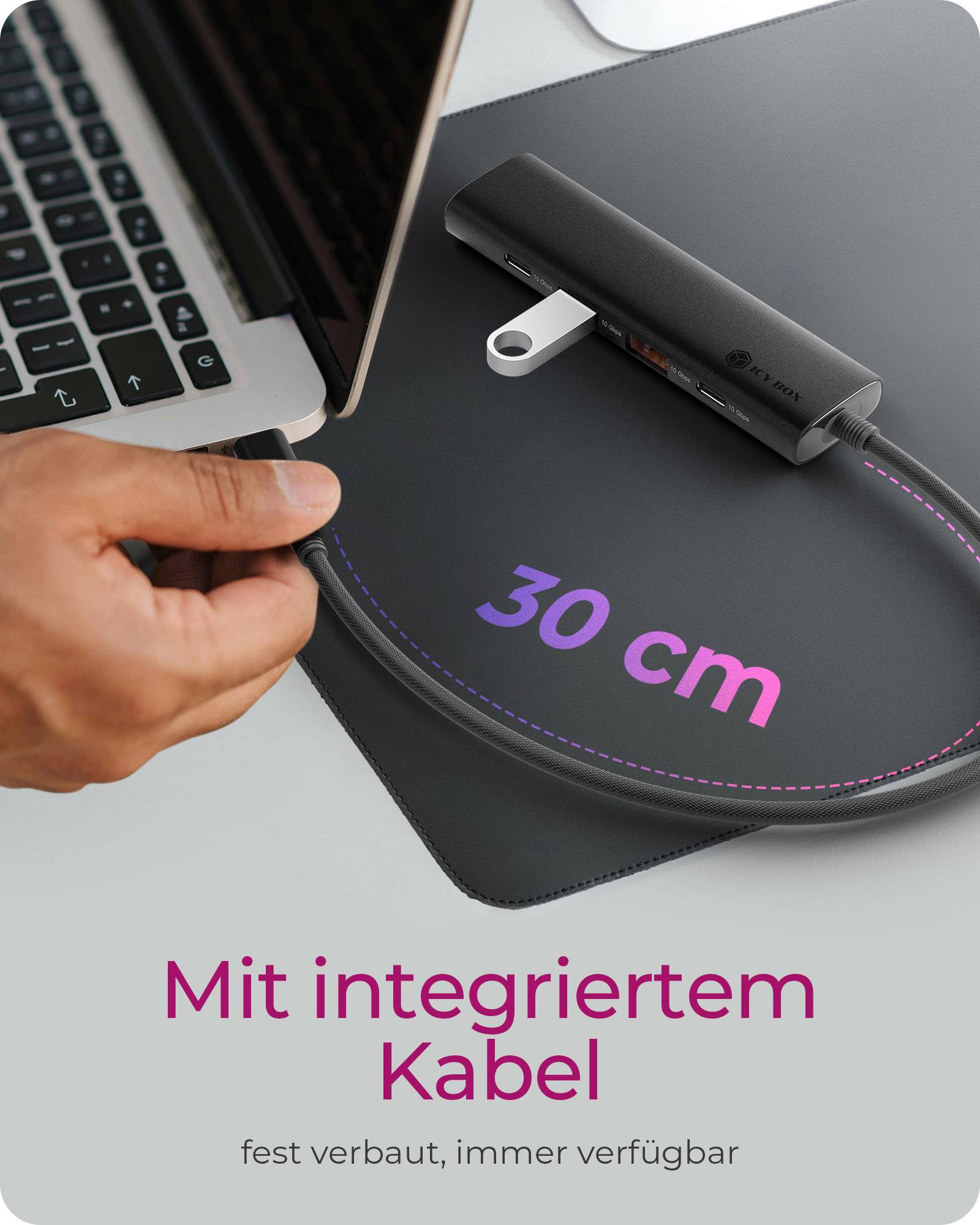Laptop, verbunden mit einer Powerbank mit integriertem Kabel auf einem 30 cm Mousepad; deutscher Text liest sich „Mit integriertem Kabel
