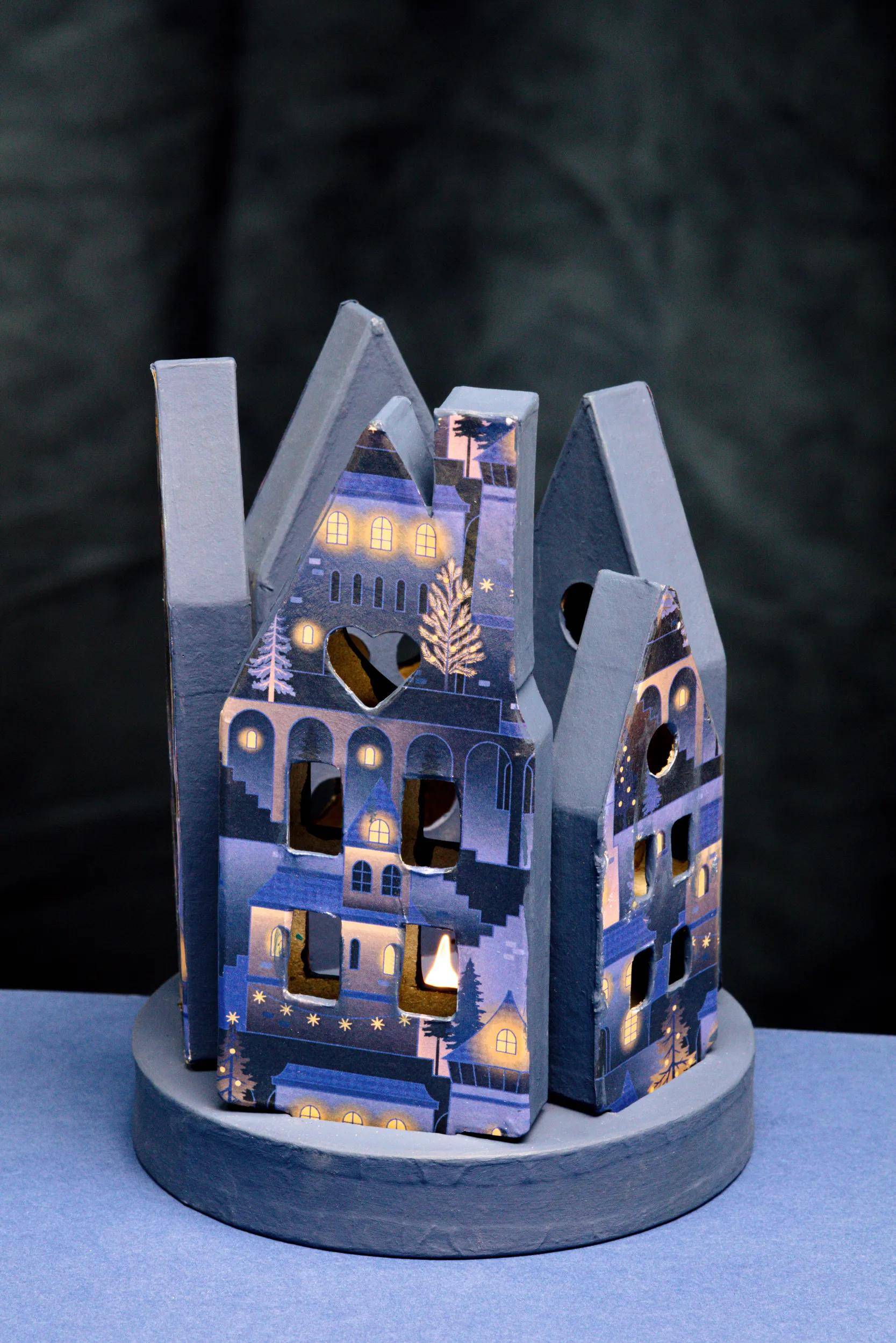 Décopatch Pappmaché, Kerzenhalter Dorf 11,5x11,5x17 cm - Kartonbraun AC933C