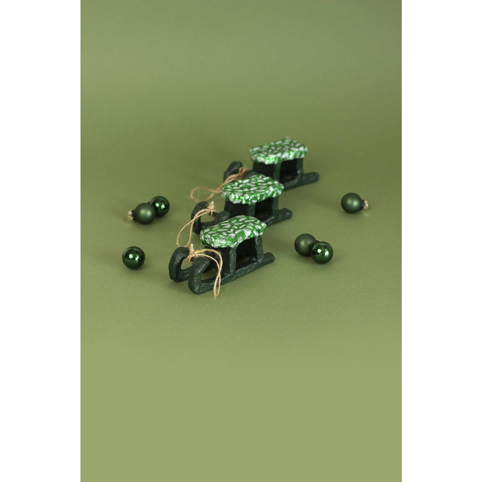 Décopatch 5x Braunes Pappmaché, Schlitten zum Aufhängen 10cm Kartonbraun NO047C