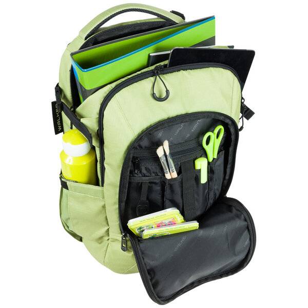 Grüner Schulrucksack, offen mit Kunstmaterialien, Schere, Stiften, Notizbuch und Wasserflasche, sichtbar in den vorderen Taschen.