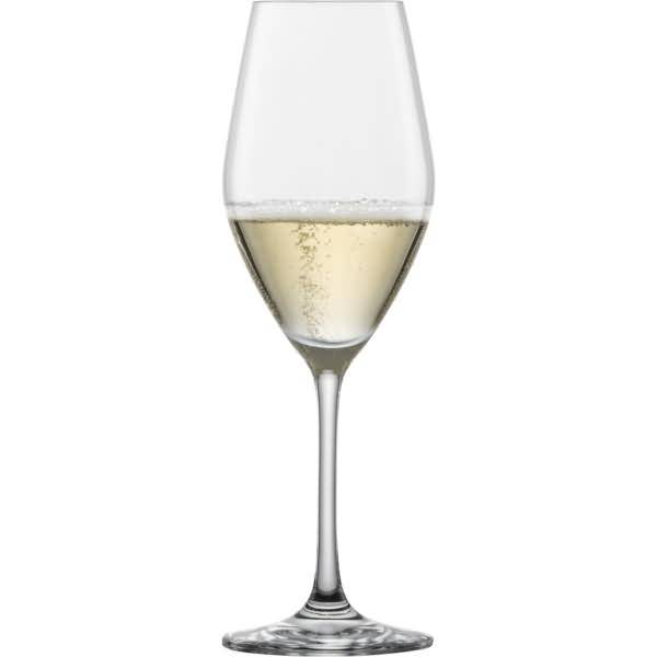 Ein klares Champagnerglas mit einer kleinen Menge blassem Schaumwein und Blasen, isoliert auf weißem Hintergrund.
