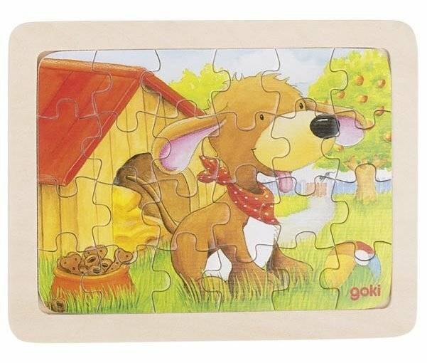 Ein Cartoon-Hund mit einem roten Halstuch steht neben einer Scheune mit offener Tür. Bäume und ein Korb mit Äpfeln befinden sich im Hintergrund.