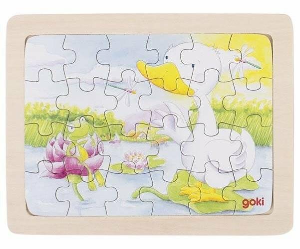 Ein Cartoon-Puzzle, das eine fröhliche Ente und einen Frosch in einer Teich-Szenerie zeigt, mit Seerosenblättern und farbenfrohen Libellen oben über ihnen.