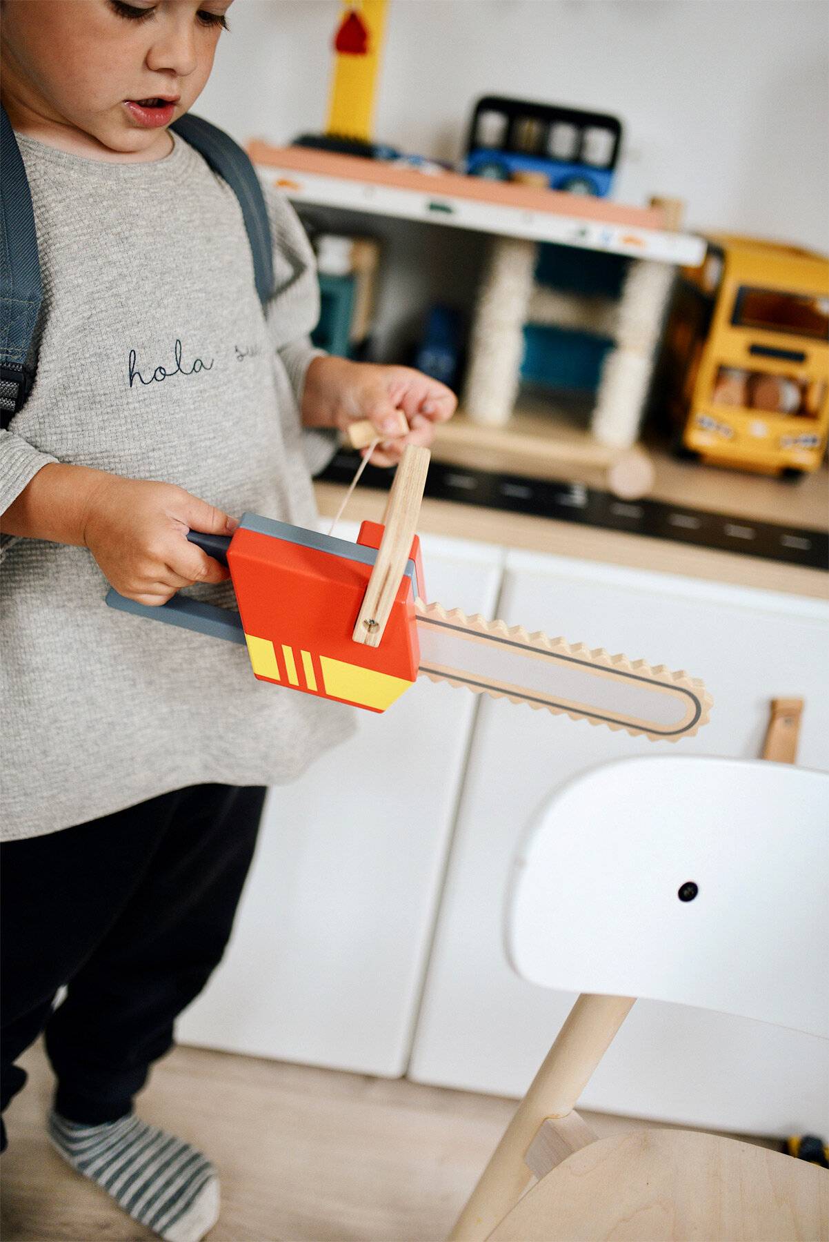 Kind in einem grauen Hemd mit 